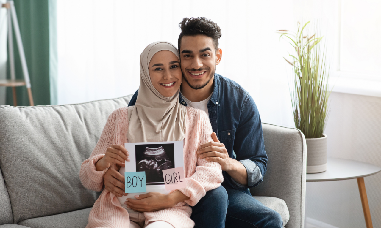 Pasangan memegang gambar scan gender bayi